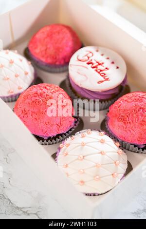 Extravagante Cupcakes für die Geburtstagsfeier Stockfoto