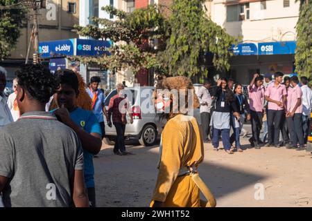 Hassan, Karnataka, Indien – 10. Januar 2023: Eine Person trägt eine bunte Maske bei einer religiösen hinduistischen Prozession. Stockfoto