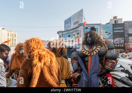 Hassan, Karnataka, Indien – 10. Januar 2023: Straßenkünstler, die als hinduistische mythologische Charaktere gekleidet sind, unterhalten die Menge während des Shobha Yatra f Stockfoto