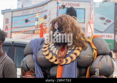 Hassan, Karnataka, Indien – 10. Januar 2023: Straßenkünstler, die als hinduistische mythologische Charaktere gekleidet sind, unterhalten die Menge während des Shobha Yatra f Stockfoto