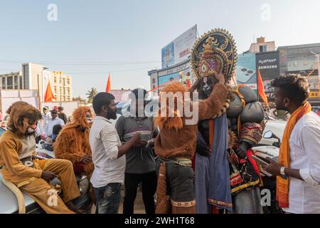 Hassan, Karnataka, Indien – 10. Januar 2023: Straßenkünstler, die als hinduistische mythologische Charaktere gekleidet sind, unterhalten die Menge während des Shobha Yatra f Stockfoto