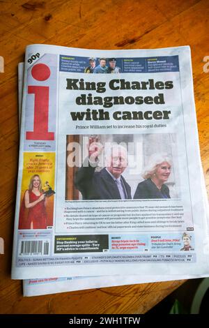 „King Charles Diagnosed with Cancer“ i Zeitung Schlagzeile Gesundheit artikel King Charles III und Queen Camilla 6 Februar 2024 London UK Stockfoto