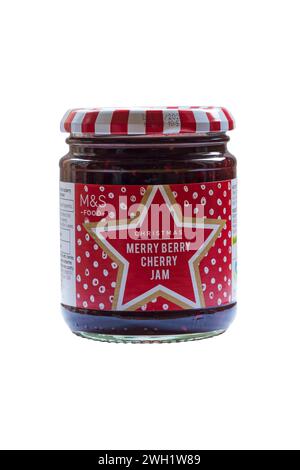 Glas Weihnachtsmarmelade Merry Berry Cherry von M&S isoliert auf weißem Hintergrund - Preiselbeerkirsche und Himbeere extra Marmelade mit Zimt Stockfoto