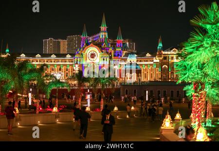 Laos. Januar 2024. Besucher machen einen Spaziergang durch den Kings Romans Casino Complex. Kings Romans Casino Complex in der Golden Triangle Special Economic Zone (GTSEZ) die Zone hat eine Fläche von etwa 3.000 Hektar und wurde 2007 angelegt. Von der laotischen Regierung zusammen mit dem in Hongkong eingetragenen chinesischen Unternehmen Kings Romans Group in der Hoffnung, wirtschaftliche Entwicklung zu fördern. Quelle: SOPA Images Limited/Alamy Live News Stockfoto