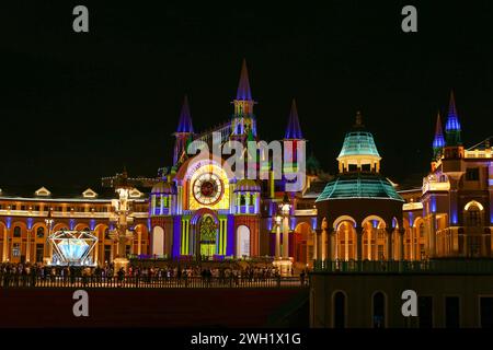 Laos. Januar 2024. Besucher machen einen Spaziergang durch den Kings Romans Casino Complex. Kings Romans Casino Complex in der Golden Triangle Special Economic Zone (GTSEZ) die Zone hat eine Fläche von etwa 3.000 Hektar und wurde 2007 angelegt. Von der laotischen Regierung zusammen mit dem in Hongkong eingetragenen chinesischen Unternehmen Kings Romans Group in der Hoffnung, wirtschaftliche Entwicklung zu fördern. Quelle: SOPA Images Limited/Alamy Live News Stockfoto