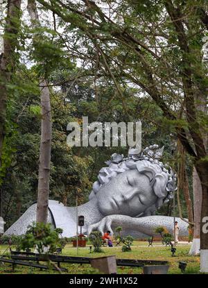 Laos. Januar 2024. Ein Besucher sitzt vor einer Statue im Garten im Kings Romans Casino Komplex. Kings Romans Casino Complex in der Golden Triangle Special Economic Zone (GTSEZ) die Zone hat eine Fläche von etwa 3.000 Hektar und wurde 2007 angelegt. Von der laotischen Regierung zusammen mit dem in Hongkong eingetragenen chinesischen Unternehmen Kings Romans Group in der Hoffnung, wirtschaftliche Entwicklung zu fördern. Quelle: SOPA Images Limited/Alamy Live News Stockfoto