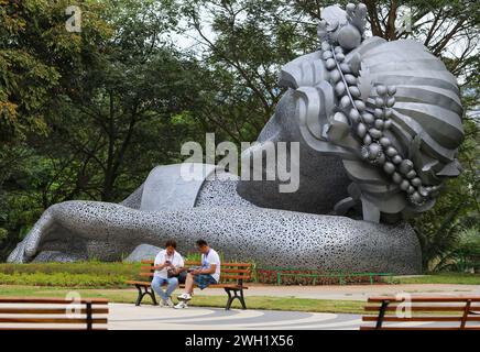 Laos. Januar 2024. Besucher sitzen vor der Statue im Garten des Kings Romans Casino Complex. Kings Romans Casino Complex in der Golden Triangle Special Economic Zone (GTSEZ) die Zone hat eine Fläche von etwa 3.000 Hektar und wurde 2007 angelegt. Von der laotischen Regierung zusammen mit dem in Hongkong eingetragenen chinesischen Unternehmen Kings Romans Group in der Hoffnung, wirtschaftliche Entwicklung zu fördern. Quelle: SOPA Images Limited/Alamy Live News Stockfoto