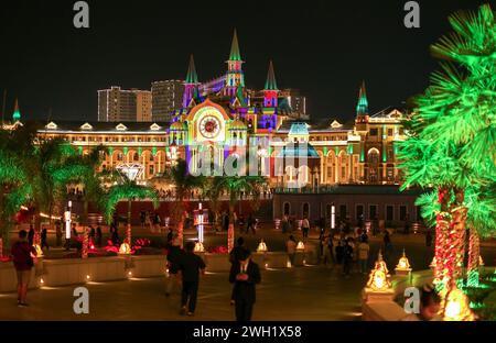 Laos. Januar 2024. Besucher machen einen Spaziergang durch den Kings Romans Casino Complex. Kings Romans Casino Complex in der Golden Triangle Special Economic Zone (GTSEZ) die Zone hat eine Fläche von etwa 3.000 Hektar und wurde 2007 angelegt. Von der laotischen Regierung zusammen mit dem in Hongkong eingetragenen chinesischen Unternehmen Kings Romans Group in der Hoffnung, wirtschaftliche Entwicklung zu fördern. (Foto: Pongmanat Tasiri/SOPA Images/SIPA USA) Credit: SIPA USA/Alamy Live News Stockfoto