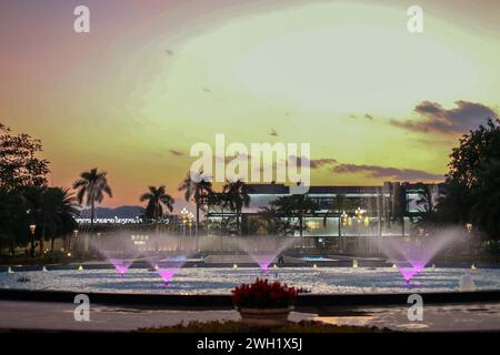 Laos. Januar 2024. Blick auf den Wasserbrunnen im Kings Romans Casino Complex im Kings Romans Casino Complex. Kings Romans Casino Complex in der Golden Triangle Special Economic Zone (GTSEZ) die Zone hat eine Fläche von etwa 3.000 Hektar und wurde 2007 angelegt. Von der laotischen Regierung zusammen mit dem in Hongkong eingetragenen chinesischen Unternehmen Kings Romans Group in der Hoffnung, wirtschaftliche Entwicklung zu fördern. (Foto: Pongmanat Tasiri/SOPA Images/SIPA USA) Credit: SIPA USA/Alamy Live News Stockfoto