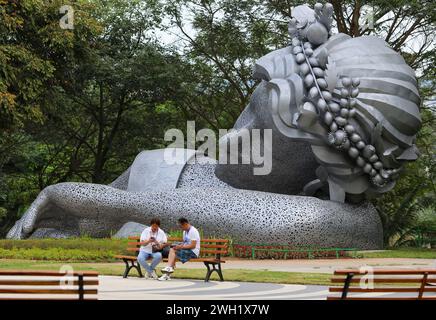 Laos. Januar 2024. Besucher sitzen vor der Statue im Garten des Kings Romans Casino Complex. Kings Romans Casino Complex in der Golden Triangle Special Economic Zone (GTSEZ) die Zone hat eine Fläche von etwa 3.000 Hektar und wurde 2007 angelegt. Von der laotischen Regierung zusammen mit dem in Hongkong eingetragenen chinesischen Unternehmen Kings Romans Group in der Hoffnung, wirtschaftliche Entwicklung zu fördern. (Foto: Pongmanat Tasiri/SOPA Images/SIPA USA) Credit: SIPA USA/Alamy Live News Stockfoto