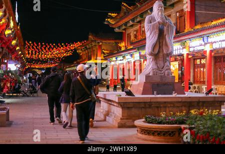 Laos. Januar 2024. Eine Statue in Chinatown im Kings Romans Casino Complex. Kings Romans Casino Complex in der Golden Triangle Special Economic Zone (GTSEZ) die Zone hat eine Fläche von etwa 3.000 Hektar und wurde 2007 angelegt. Von der laotischen Regierung zusammen mit dem in Hongkong eingetragenen chinesischen Unternehmen Kings Romans Group in der Hoffnung, wirtschaftliche Entwicklung zu fördern. (Foto: Pongmanat Tasiri/SOPA Images/SIPA USA) Credit: SIPA USA/Alamy Live News Stockfoto