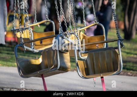 Leerer Metallkarussell im Vergnügungspark-Konzept in einem Stadtpark in Belgrad, an einem schönen sonnigen Wochenendtag. Stockfoto