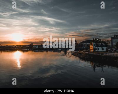 Cardiff Bay bei Sonnenuntergang im Sommer. Stockfoto