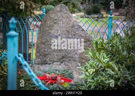 Berlin Mitte, Friedhof der Dorotheenstädtischen und Friedrichswerderschen Gemeinden, vulgo Dorotheenstädtischer Friedhof an der Chausseestraße: Arnold Zweig - 07.02.2024 Friedhof *** Berlin Mitte, Friedhof der Dorotheenstädtischen und Friedrichswerderschen Gemeinden, vulgo Dorotheenstädtischer Friedhof an der Chausseestraße Arnold Zweig 07 02 2024 Friedhof Stockfoto