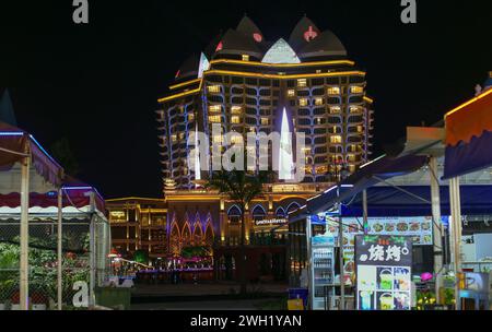 Bokeo, Laos. Januar 2024. Blick auf das Kings Romans Casino und das Kapok Star Hotel Gebäude im Kings Romans Casino Komplex. Kings Romans Casino Complex in der Golden Triangle Special Economic Zone (GTSEZ) die Zone hat eine Fläche von etwa 3.000 Hektar und wurde 2007 angelegt. Von der laotischen Regierung zusammen mit dem in Hongkong eingetragenen chinesischen Unternehmen Kings Romans Group in der Hoffnung, wirtschaftliche Entwicklung zu fördern. (Credit Image: © Pongmanat Tasiri/SOPA Images via ZUMA Press Wire) NUR REDAKTIONELLE VERWENDUNG! Nicht für kommerzielle ZWECKE! Stockfoto