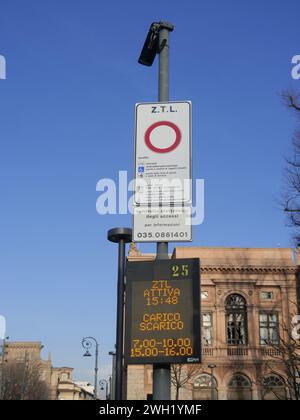 30 km/h Geschwindigkeitsbegrenzung Straßenschild Stockfoto