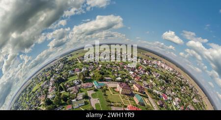 Luftaufnahme aus großer Höhe winziger Planet am Himmel mit Wolken mit Blick auf Altstadt, Stadtentwicklung, Gebäude und Kreuzungen. Transformation von sph Stockfoto