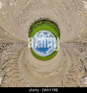 Blauer Loch Kugel kleiner Planet im Hintergrund des runden Sandrahmens Stockfoto