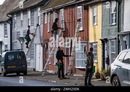 Thaxted, England Gb Februar 2024. Thaxted Essex UK Window Cleaners at Work 7 Feb 2024 Fensterreiniger beschäftigt bei der Arbeit in Thaxted Essex, Großbritannien. Die meisten Häuser in Thaxted stammen aus dem 14. Und 15. Jahrhundert und sind mit Fachwerk versehen. Jedes Haus hat eine andere, aber traditionelle Farbe. Da die Häuser der Klasse 11 unter Denkmalschutz stehen, können die Fenster nicht verändert werden, sodass das lokale Fensterputzteam viel Arbeit an den kleinen Scheiben aus antikem Glas zu erledigen hat. Foto: BRIAN HARRIS/Alamy Live News Stockfoto