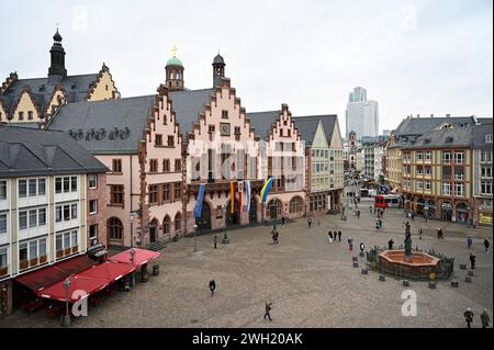 Der Frankfurter Römer und der Gerechtigkeitsbrunnen auf dem Roemerberg 06.02.2024. Der Roemer ist seit dem 15. Jahrhundert das Rathaus der Stadt Frankfurt am Main und mit seiner charakteristischen Treppengiebelfassade eines Ihrer Wahrzeichen. Er ist als Zentrum der Stadtpolitik Sitz der Stadtvertreter und des Oberbuergermeisters. *** Ortsunterschrift *** 00502021 NUR REDAKTIONELLE VERWENDUNG *** der Frankfurter Römer und der Justizbrunnen auf dem Roemerberg 06 02 2024 der Roemer ist seit dem 15. Jahrhundert das Rathaus der Stadt Frankfurt am Main und mit seinem charakteristischen Stufengiebel fa Stockfoto