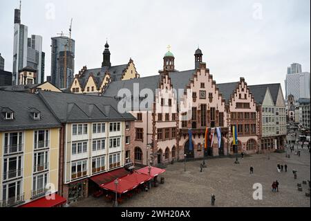 Der Frankfurter Roemer auf dem Roemerberg 06.02.2024. Der Roemer ist seit dem 15. Jahrhundert das Rathaus der Stadt Frankfurt am Main und mit seiner charakteristischen Treppengiebelfassade eines Ihrer Wahrzeichen. Er ist als Zentrum der Stadtpolitik Sitz der Stadtvertreter und des Oberbuergermeisters. *** Ortsunterschrift *** 00502021 NUR REDAKTIONELLE VERWENDUNG *** der Frankfurter Römer am Roemerberg 06 02 2024 der Roemer ist seit dem 15. Jahrhundert das Rathaus der Stadt Frankfurt am Main und mit seiner charakteristischen Stufengiebelfassade ist eines der Wahrzeichen der Stadt politi Stockfoto