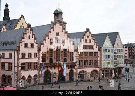 Der Frankfurter Roemer auf dem Roemerberg 06.02.2024. Der Roemer ist seit dem 15. Jahrhundert das Rathaus der Stadt Frankfurt am Main und mit seiner charakteristischen Treppengiebelfassade eines Ihrer Wahrzeichen. Er ist als Zentrum der Stadtpolitik Sitz der Stadtvertreter und des Oberbuergermeisters. *** Ortsunterschrift *** 00502021 NUR REDAKTIONELLE VERWENDUNG *** der Frankfurter Römer am Roemerberg 06 02 2024 der Roemer ist seit dem 15. Jahrhundert das Rathaus der Stadt Frankfurt am Main und mit seiner charakteristischen Stufengiebelfassade ist eines der Wahrzeichen der Stadt politi Stockfoto