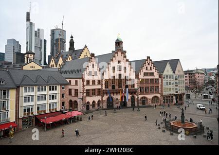 Der Frankfurter Römer und der Gerechtigkeitsbrunnen auf dem Roemerberg 06.02.2024. Der Roemer ist seit dem 15. Jahrhundert das Rathaus der Stadt Frankfurt am Main und mit seiner charakteristischen Treppengiebelfassade eines Ihrer Wahrzeichen. Er ist als Zentrum der Stadtpolitik Sitz der Stadtvertreter und des Oberbuergermeisters. *** Ortsunterschrift *** 00502021 NUR REDAKTIONELLE VERWENDUNG *** der Frankfurter Römer und der Justizbrunnen auf dem Roemerberg 06 02 2024 der Roemer ist seit dem 15. Jahrhundert das Rathaus der Stadt Frankfurt am Main und mit seinem charakteristischen Stufengiebel fa Stockfoto