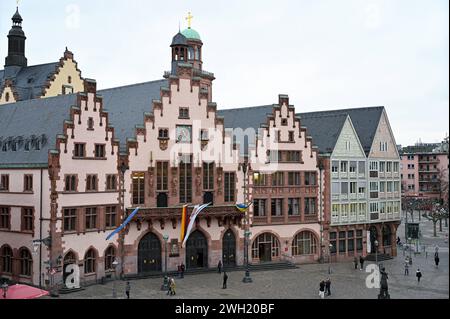 Der Frankfurter Roemer auf dem Roemerberg 06.02.2024. Der Roemer ist seit dem 15. Jahrhundert das Rathaus der Stadt Frankfurt am Main und mit seiner charakteristischen Treppengiebelfassade eines Ihrer Wahrzeichen. Er ist als Zentrum der Stadtpolitik Sitz der Stadtvertreter und des Oberbuergermeisters. *** Ortsunterschrift *** 00502021 NUR REDAKTIONELLE VERWENDUNG *** der Frankfurter Römer am Roemerberg 06 02 2024 der Roemer ist seit dem 15. Jahrhundert das Rathaus der Stadt Frankfurt am Main und mit seiner charakteristischen Stufengiebelfassade ist eines der Wahrzeichen der Stadt politi Stockfoto