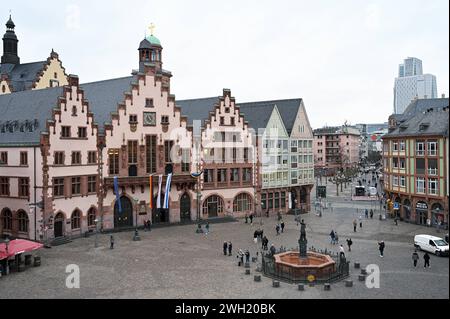 Der Frankfurter Römer und der Gerechtigkeitsbrunnen auf dem Roemerberg 06.02.2024. Der Roemer ist seit dem 15. Jahrhundert das Rathaus der Stadt Frankfurt am Main und mit seiner charakteristischen Treppengiebelfassade eines Ihrer Wahrzeichen. Er ist als Zentrum der Stadtpolitik Sitz der Stadtvertreter und des Oberbuergermeisters. *** Ortsunterschrift *** 00502021 NUR REDAKTIONELLE VERWENDUNG *** der Frankfurter Römer und der Justizbrunnen auf dem Roemerberg 06 02 2024 der Roemer ist seit dem 15. Jahrhundert das Rathaus der Stadt Frankfurt am Main und mit seinem charakteristischen Stufengiebel fa Stockfoto