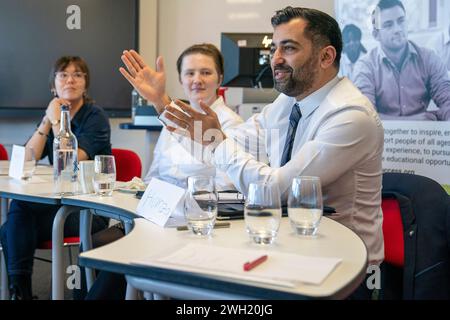 Der erste Minister Humza Yousaf (rechts) trifft an der University of Edinburgh zum vierten Jahrestag des Versprechens auf Studierende mit Erfahrung in der Betreuung. Das Versprechen ist Schottlands Verpflichtung, dass Kinder und Jugendliche, die sich um sie kümmern, geliebt, sicher und respektiert werden. Bilddatum: Mittwoch, 7. Februar 2024. Stockfoto