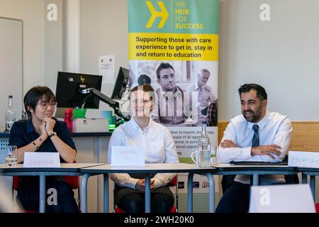 Der erste Minister Humza Yousaf (rechts) trifft an der University of Edinburgh zum vierten Jahrestag des Versprechens auf Studierende mit Erfahrung in der Betreuung. Das Versprechen ist Schottlands Verpflichtung, dass Kinder und Jugendliche, die sich um sie kümmern, geliebt, sicher und respektiert werden. Bilddatum: Mittwoch, 7. Februar 2024. Stockfoto