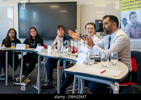 Der erste Minister Humza Yousaf (rechts) trifft an der University of Edinburgh zum vierten Jahrestag des Versprechens auf Studierende mit Erfahrung in der Betreuung. Das Versprechen ist Schottlands Verpflichtung, dass Kinder und Jugendliche, die sich um sie kümmern, geliebt, sicher und respektiert werden. Bilddatum: Mittwoch, 7. Februar 2024. Stockfoto