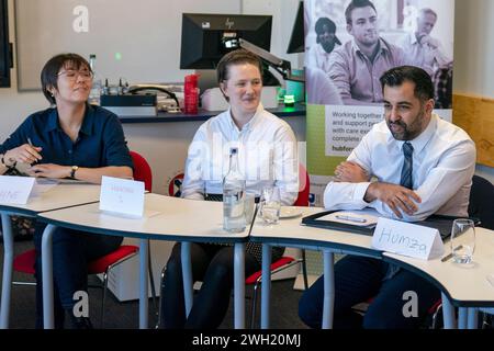 Der erste Minister Humza Yousaf (rechts) trifft an der University of Edinburgh zum vierten Jahrestag des Versprechens auf Studierende mit Erfahrung in der Betreuung. Das Versprechen ist Schottlands Verpflichtung, dass Kinder und Jugendliche, die sich um sie kümmern, geliebt, sicher und respektiert werden. Bilddatum: Mittwoch, 7. Februar 2024. Stockfoto