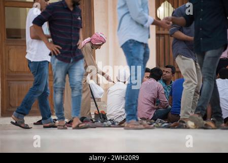 Doha, Katar, 15. April 2023: Iftar während des Ramadan im Innenhof der Moschee in Doha, Katar. Stockfoto