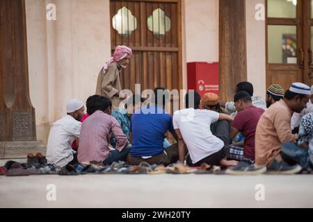 Doha, Katar, 15. April 2023: Iftar während des Ramadan im Innenhof der Moschee in Doha, Katar. Stockfoto