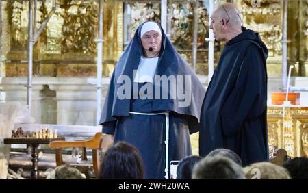 Die Dorfbewohner, die 1068 die Schlacht von Llantada während der Sommerfeste im Kirchenschiff Lantadilla Palencia Castile und Leon Spanien ausführten Stockfoto