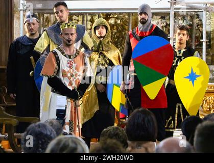 Die Dorfbewohner, die 1068 die Schlacht von Llantada während der Sommerfeste im Kirchenschiff Lantadilla Palencia Castile und Leon Spanien ausführten Stockfoto