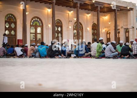 Doha, Katar, 15. April 2023: Iftar während des Ramadan im Innenhof der Moschee in Doha, Katar. Stockfoto