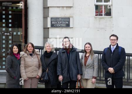 Belfast, Vereinigtes Königreich, 07 02 2024, Kampagne No Gas Caverns und Friends of the Earth außerhalb der Royal Courts of Justice, in einer rechtlichen Anfechtung einer geplanten Gasspeicheranlage Credit: HeadlineX/Alamy Stockfoto