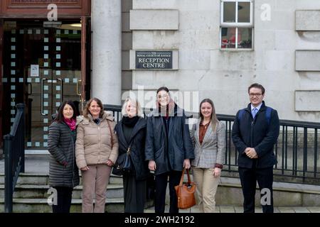 Belfast, Vereinigtes Königreich, 07 02 2024, Kampagne No Gas Caverns und Friends of the Earth außerhalb der Royal Courts of Justice, in einer rechtlichen Anfechtung einer geplanten Gasspeicheranlage Credit: HeadlineX/Alamy Stockfoto