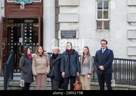 Belfast, Vereinigtes Königreich, 07 02 2024, Kampagne No Gas Caverns und Friends of the Earth außerhalb der Royal Courts of Justice, in einer rechtlichen Anfechtung einer geplanten Gasspeicheranlage Credit: HeadlineX/Alamy Stockfoto