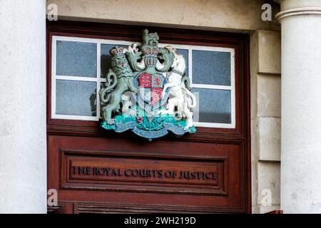 Belfast, Vereinigtes Königreich, 07 02 2024, Kampagne No Gas Caverns und Friends of the Earth außerhalb der Royal Courts of Justice, in einer rechtlichen Anfechtung einer geplanten Gasspeicheranlage Credit: HeadlineX/Alamy Stockfoto