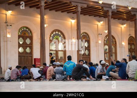 Doha, Katar, 15. April 2023: Iftar während des Ramadan im Innenhof der Moschee in Doha, Katar. Stockfoto