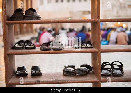 Doha, Katar, 15. April 2023: Iftar während des Ramadan im Innenhof der Moschee in Doha, Katar. Stockfoto