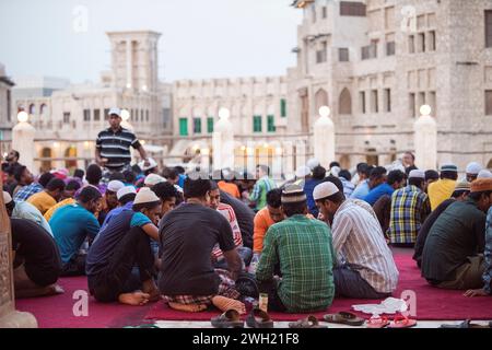 Doha, Katar, 15. April 2023: Iftar während des Ramadan im Innenhof der Moschee in Doha, Katar. Stockfoto