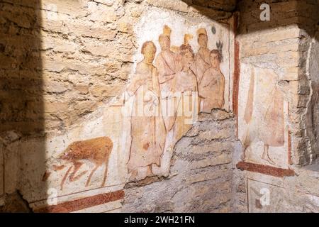 Ruinen eines antiken römischen Freskos, das eine Gruppe von Menschen feiert Stockfoto