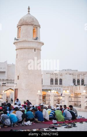 Doha, Katar, 15. April 2023: Iftar während des Ramadan im Innenhof der Moschee in Doha, Katar. Stockfoto