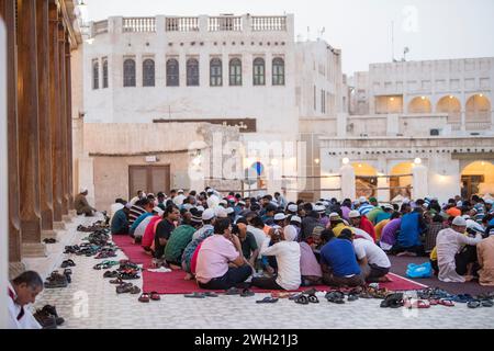 Doha, Katar, 15. April 2023: Iftar während des Ramadan im Innenhof der Moschee in Doha, Katar. Stockfoto