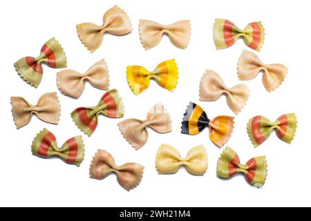 Viele Bowtie-Nudelformen isoliert auf weiß Stockfoto