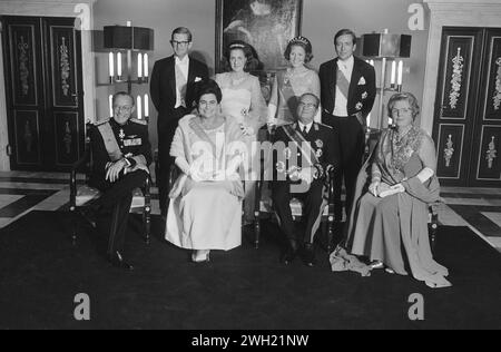 Oktober 1970. Amsterdam, Niederlande. Staatsfoto von Präsident Titos Besuch im Dam Palace, Amsterdam; vorne von links nach rechts Prinz Bernhard, Frau Broz, Tito, Königin Juliana, hinten von links nach rechts Van Stockfoto